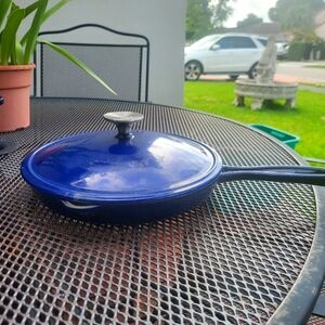 Cast Iron Enamel Double Pour Spout Skillet Blue/Tan. Includes Skillet & Top.